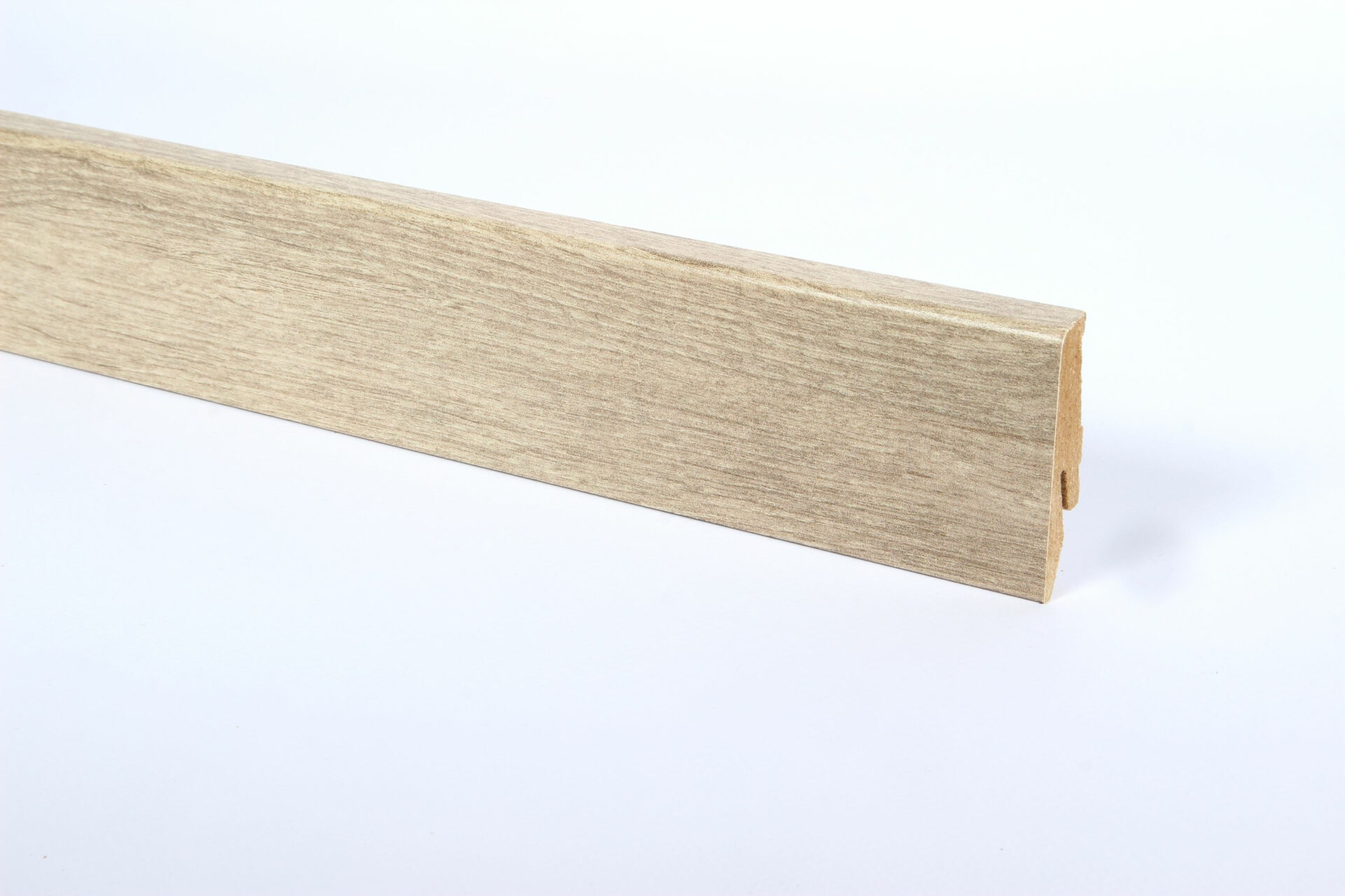 Puidust põrandaliist hele beež värvusega