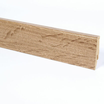 Puidust põrandaliist heledas toonis kaasaegse interjööri jaoks