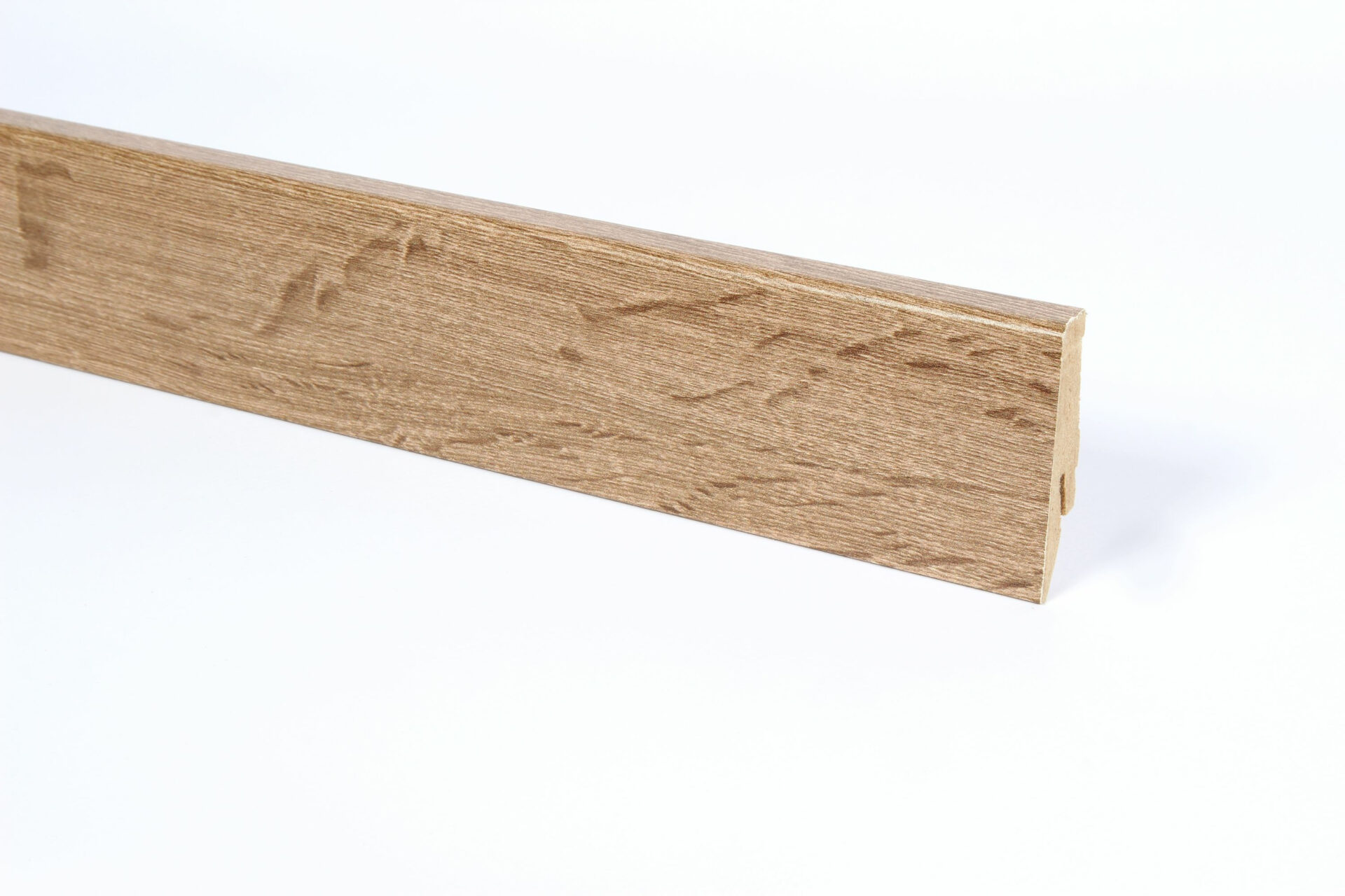 Puidust põrandaliist heledas toonis kaasaegse interjööri jaoks