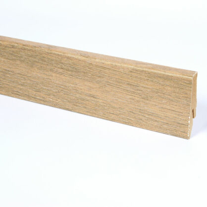 Puitimitatsiooniga põrandaliist valge taustaga foto