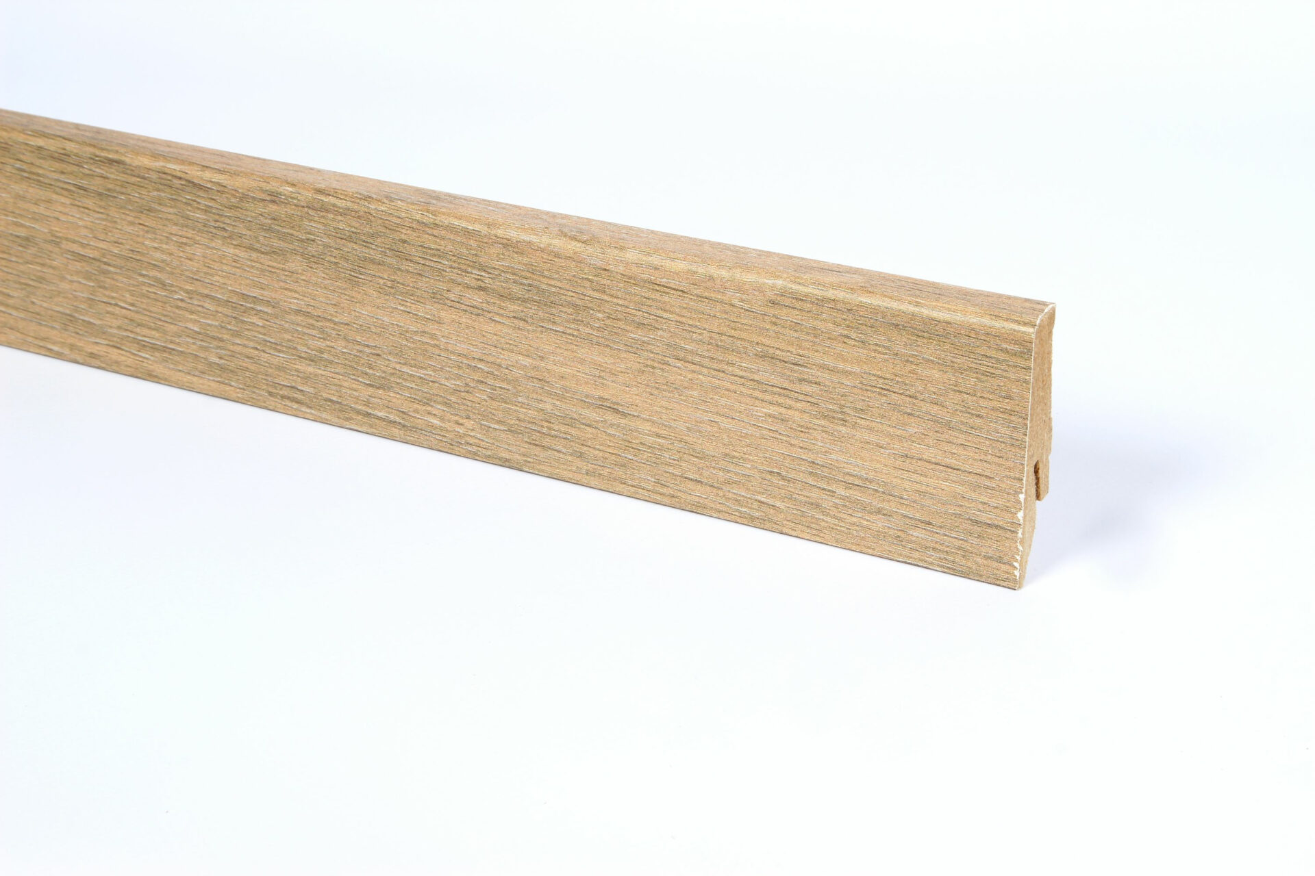 Puitimitatsiooniga põrandaliist valge taustaga foto