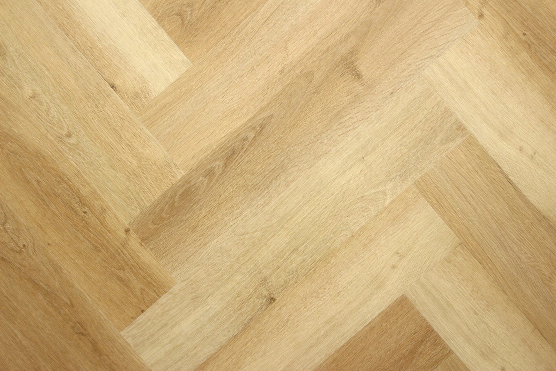 Tumepuidust kalasabaparketiga põrandamuster ruumis.