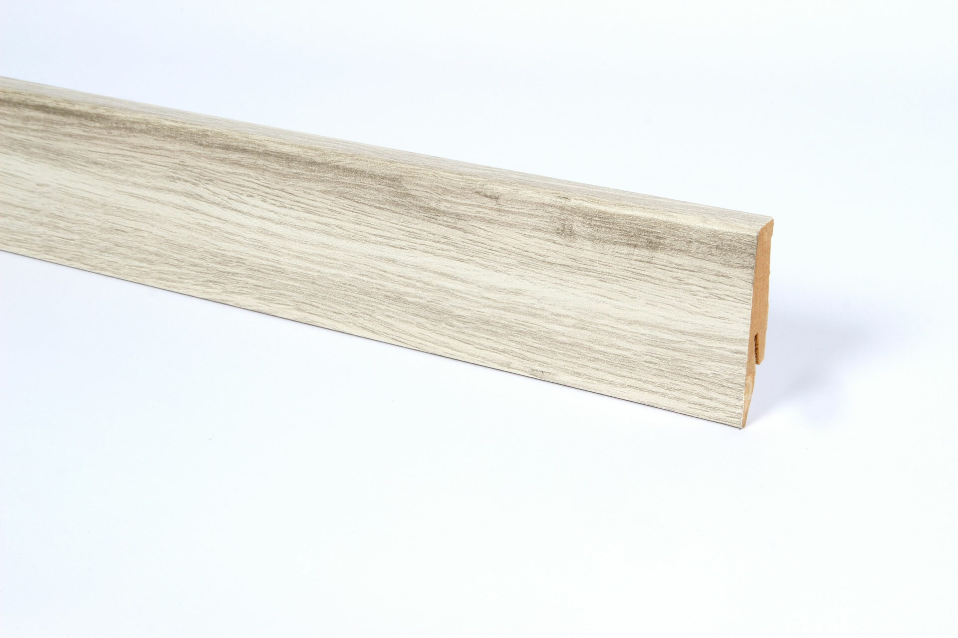 Hele puidust tooniga põrandaliist valgel taustal