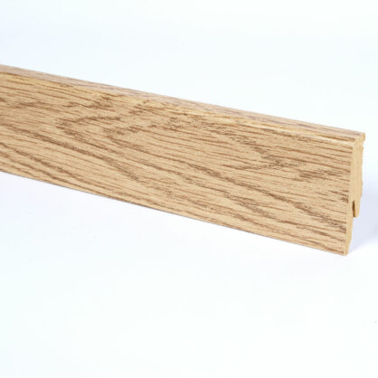 Hele puidu välimusega põrandaliistu profiil pilt.