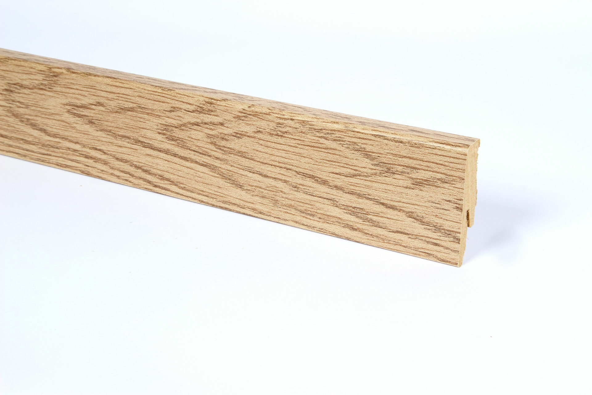 Hele puidu välimusega põrandaliistu profiil pilt.