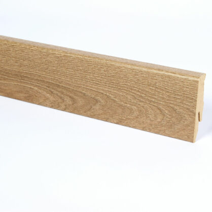 Puidust põrandaliist valgel taustal ilma sümboliteta