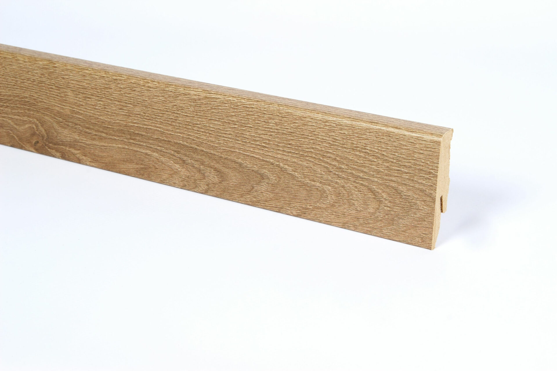 Puidust põrandaliist valgel taustal ilma sümboliteta