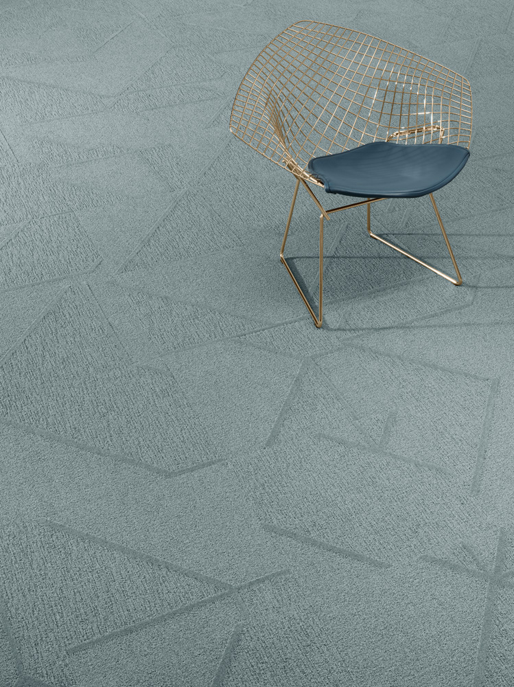 Kaasaegne tool sinisel geomeetrilisel vaibal.