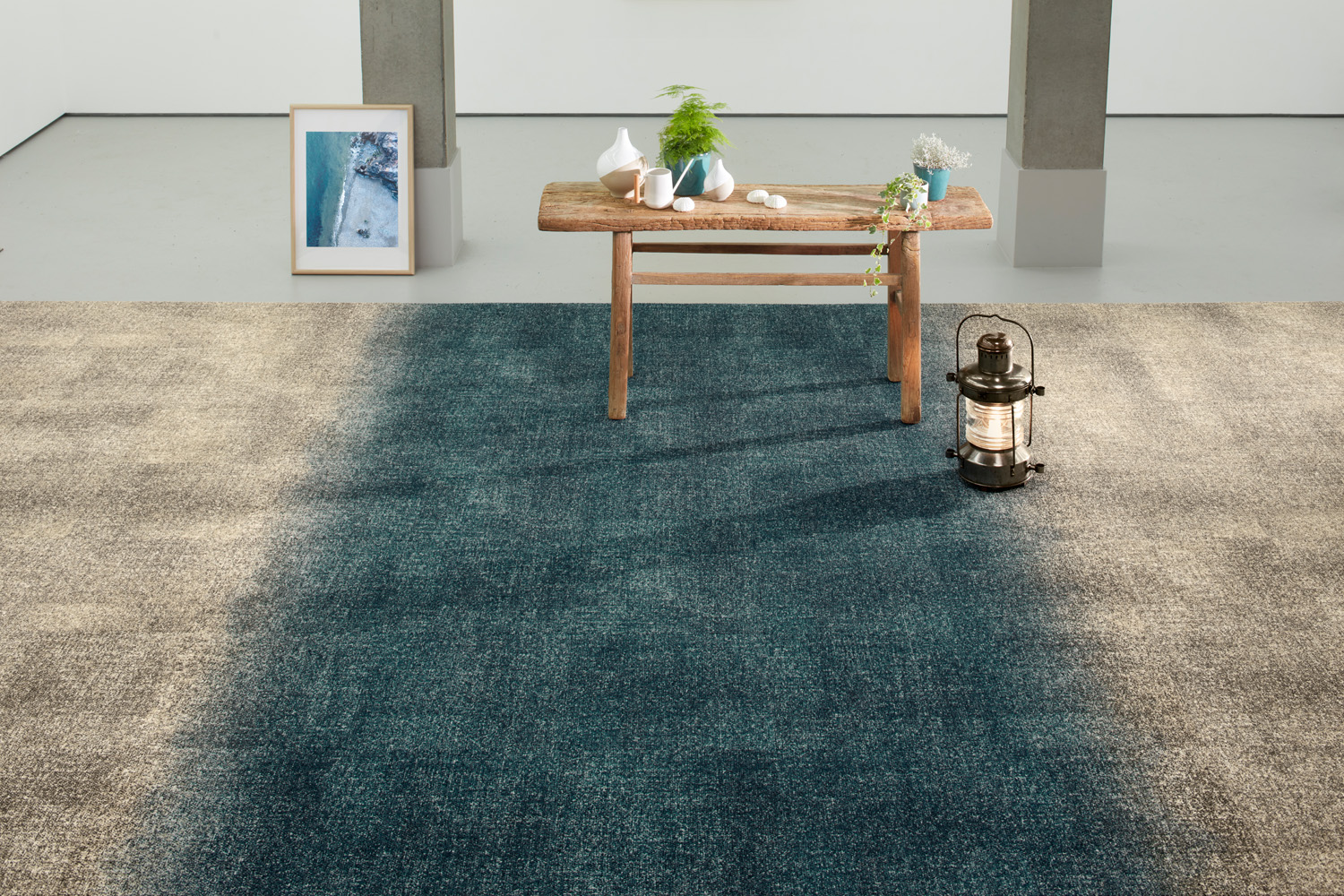 Vaip sinise ja beezi tooniga kaasaegses toas