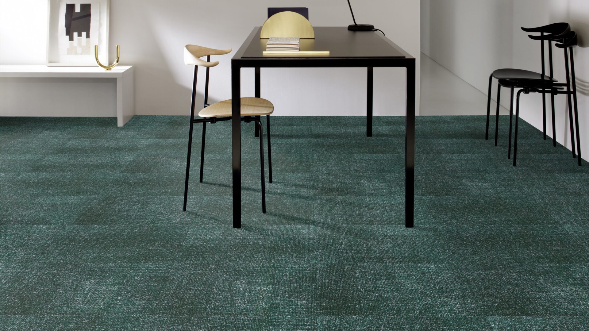 Kaasaegne kontor mööbli ja vaipkattega põrand