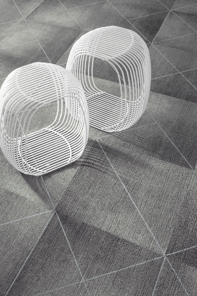 Kaasaegsed valged toolid hallil vaibal muster