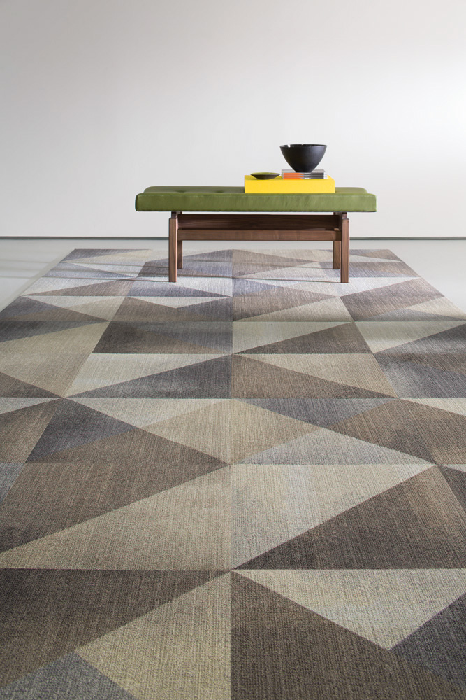 Geomeetriline vaip kaasaegse pingiga minimalistlikus ruumis