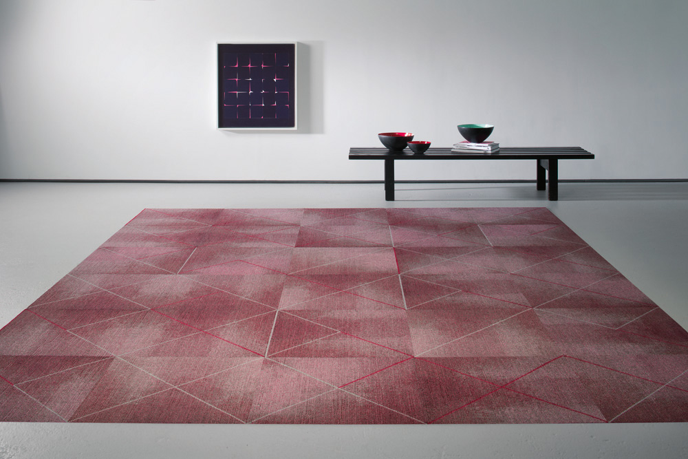 Kaasaegne ruum punase geomeetrilise vaibaga.