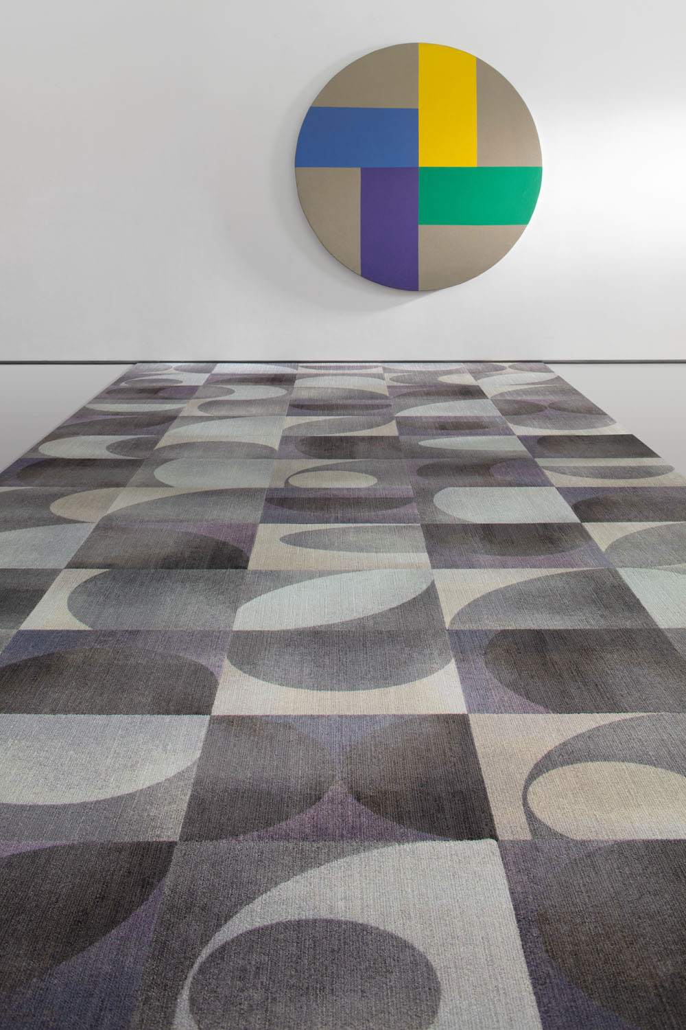 Geomeetriline kunstiinstallatsioon seinavaibaga galeriis