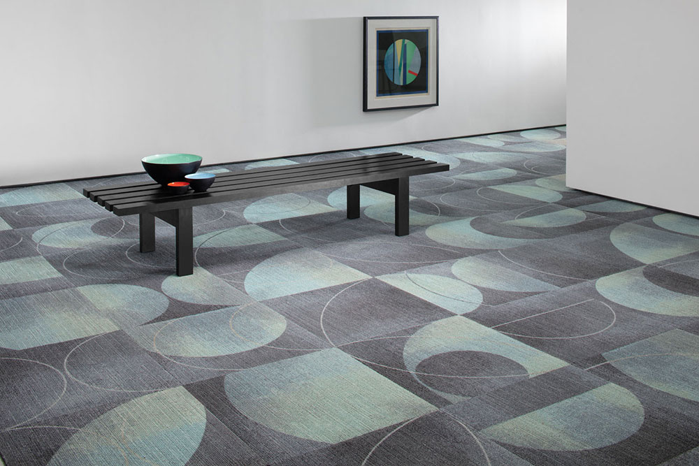 Kaasaegse disainiga põrandavaip ja puitpink.