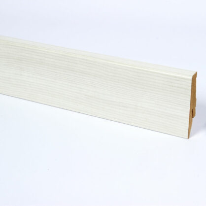 Valge puidust seinapaneel minimalismi sisekujunduses