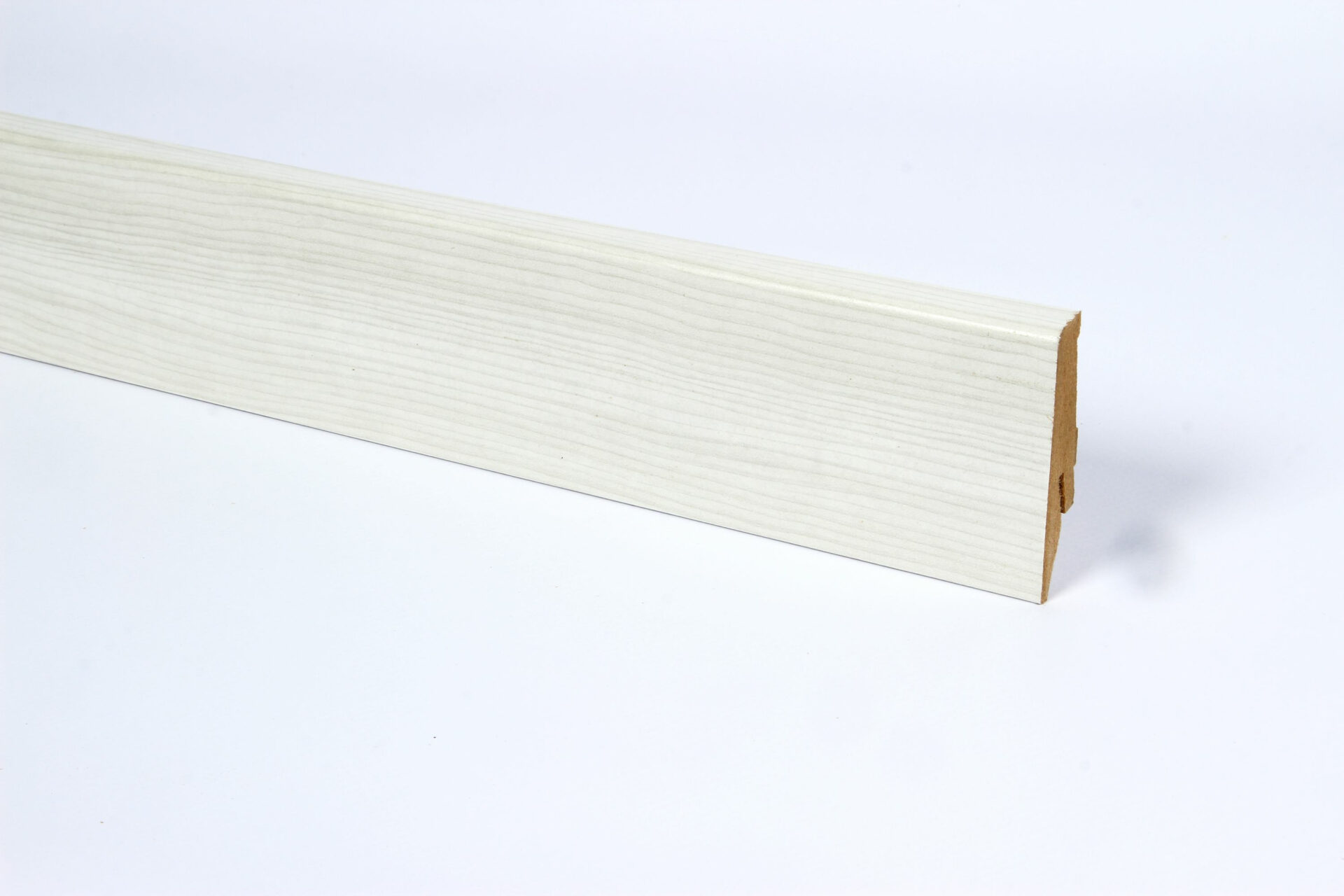 Valge puidust seinapaneel minimalismi sisekujunduses