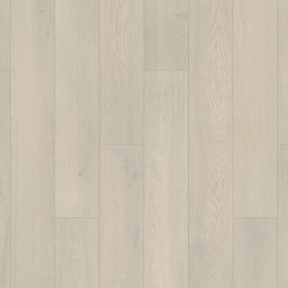 Hele puidust põrandapaneelid heledas ruumis.