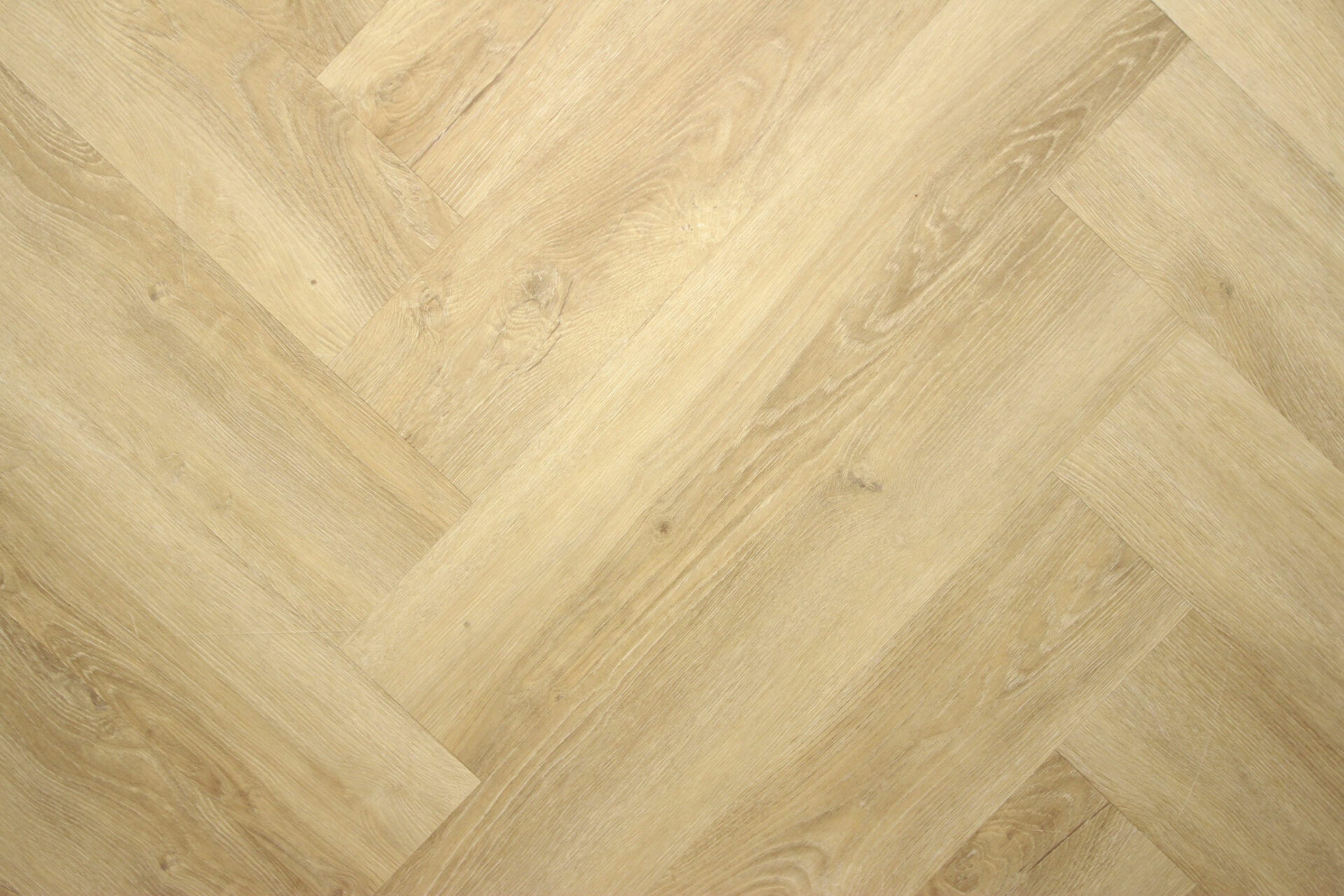 Hele tamme kalaspuu muster parkett põrandal