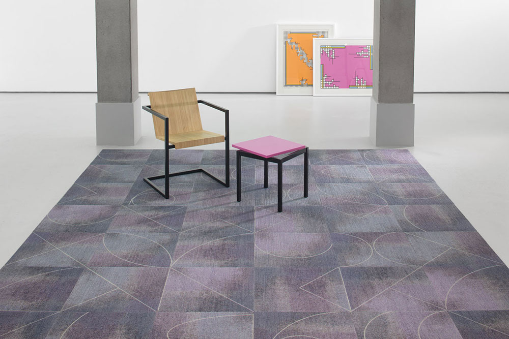 Kaasaegne sisekujundus lillade mustritega vaipkattel