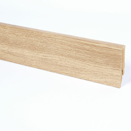 Tammepuidust põrandaliist valge taustaga fotograafias