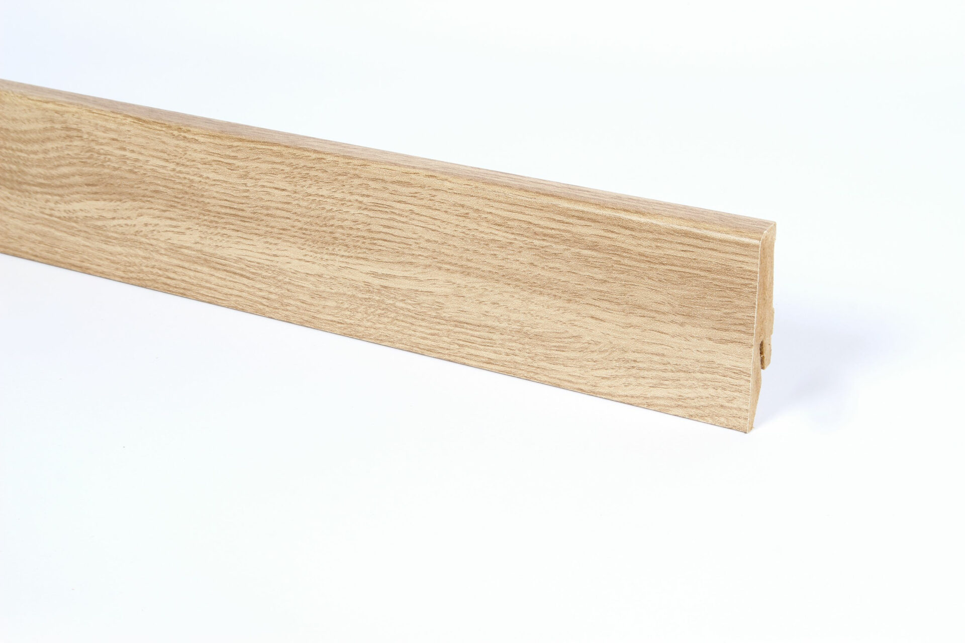 Tammepuidust põrandaliist valge taustaga fotograafias