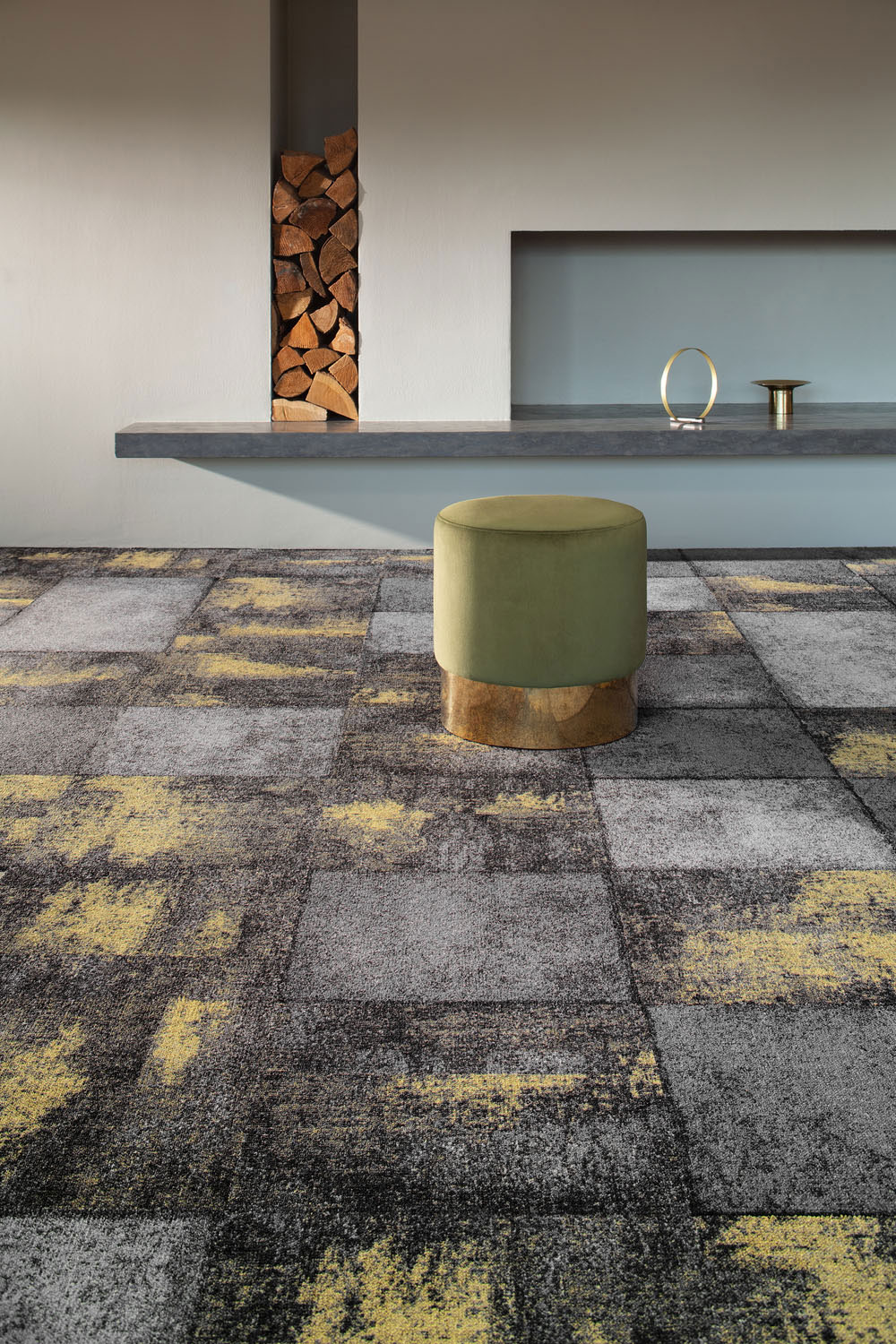 Moodne sisekujundus roheline tumb ja vaip