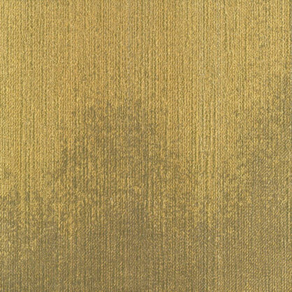 Kuldsed metallpinnad valguse käes lähedalt