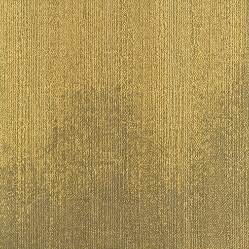 Kuldsed metallpinnad valguse käes lähedalt