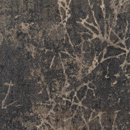 Tume abstraktne tekstiilikangas oksakujundusega.