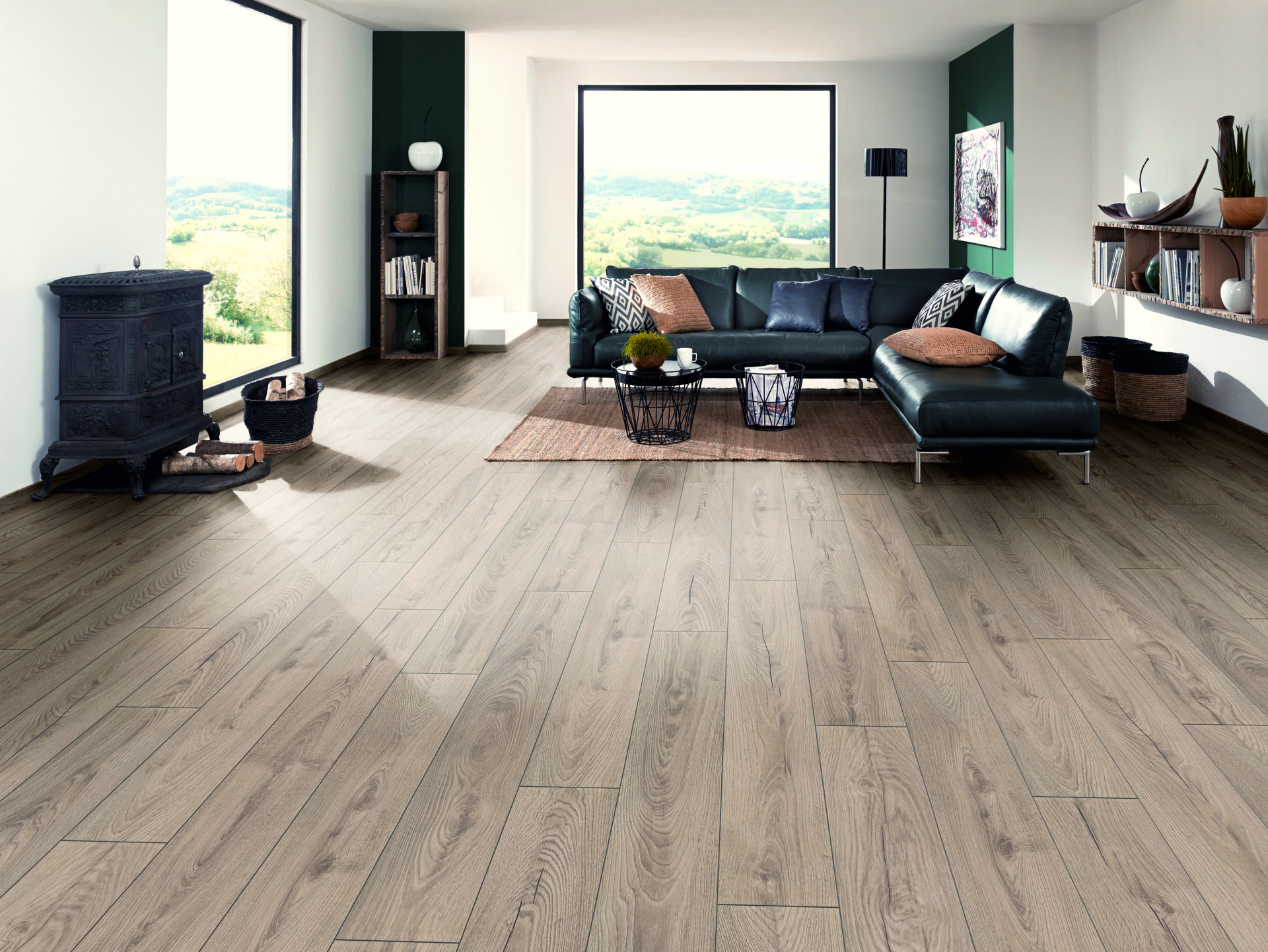 Elegantne elutuba suure akna ja puidust põrandaga