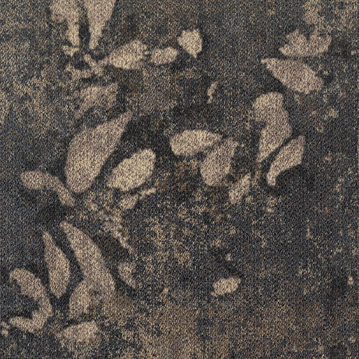 Kivimustriga hall vaip maalähedastes toonides.