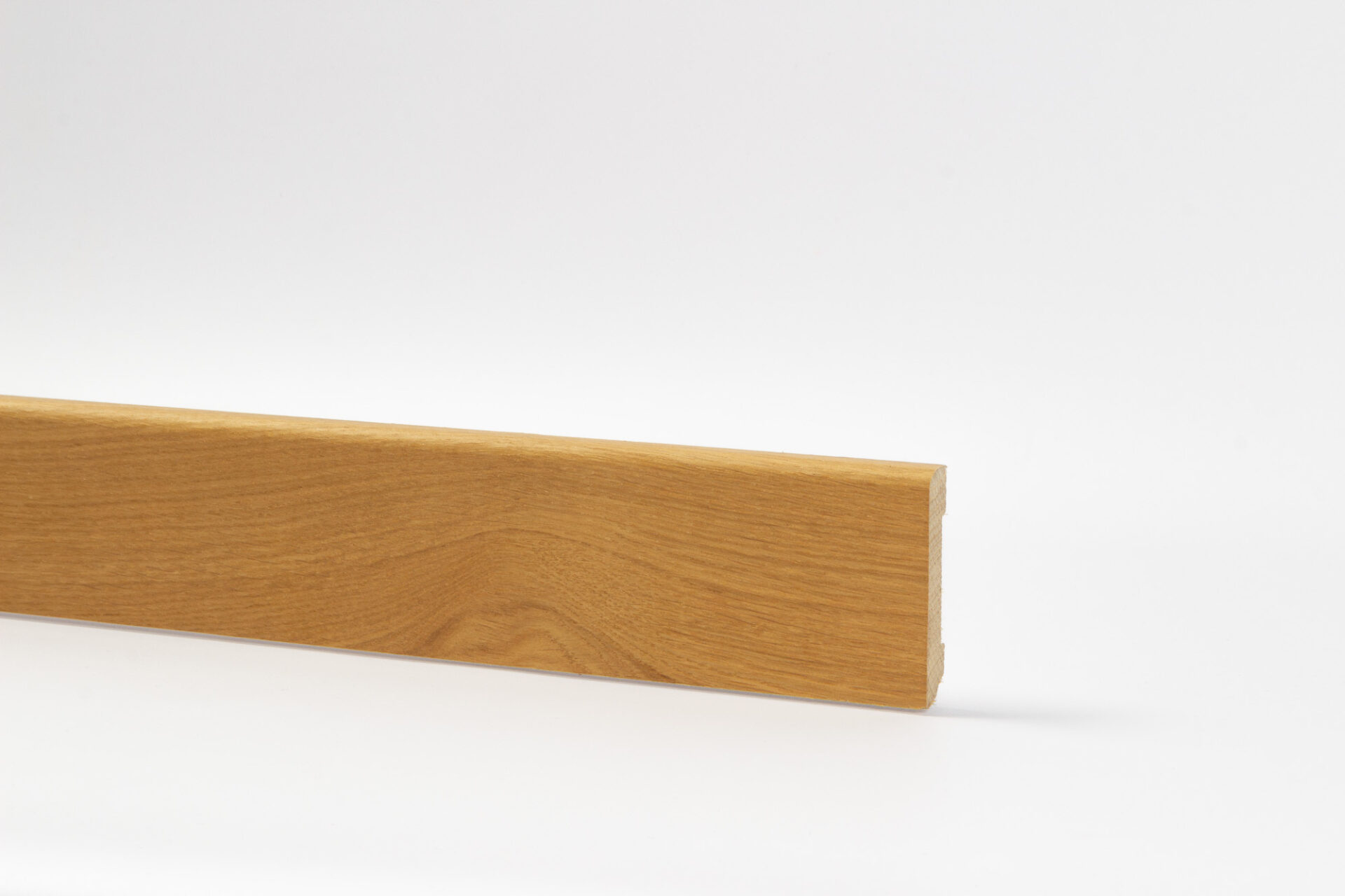 Puidust liist valgel taustal lähivõte.