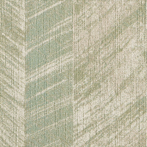 Kaasaegne hele tapeet triibulise mustriga seinal.