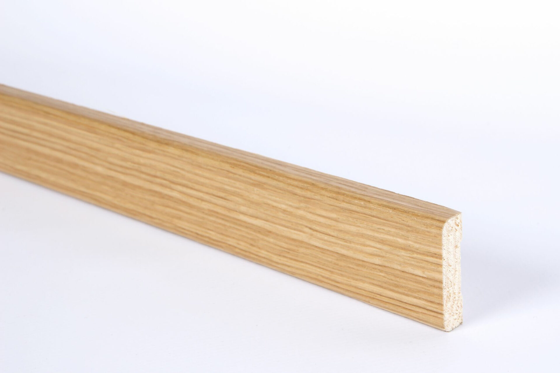 Puidust põrandaliist valge taustaga foto.