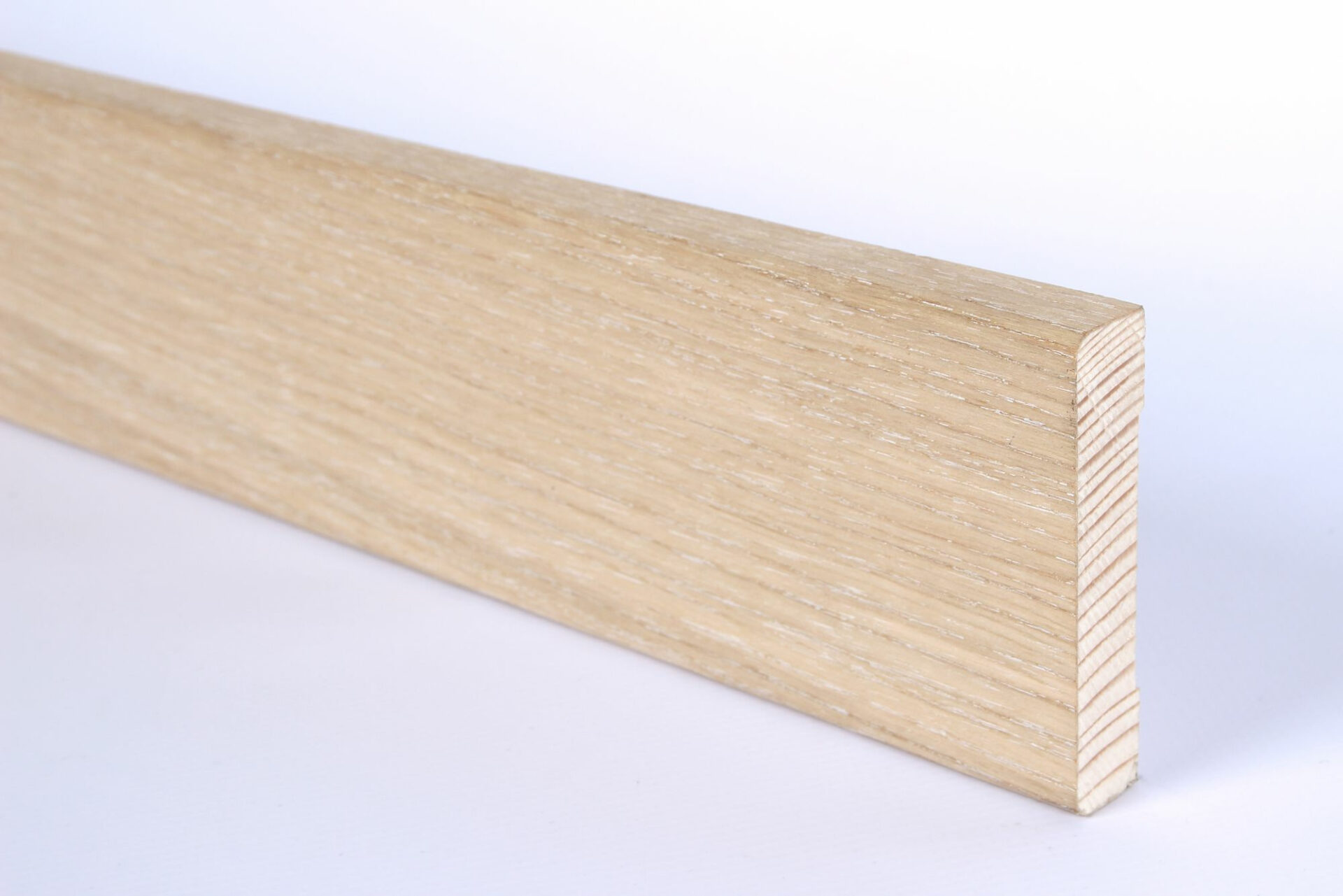 Puidust serv viimistletud ja sile pind