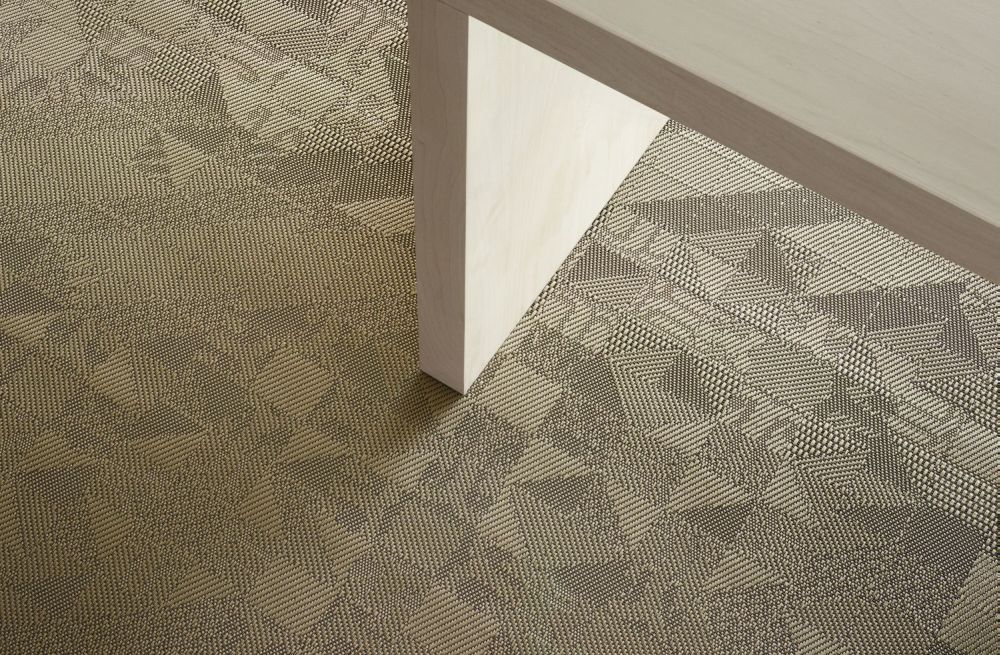 Kaasaegne geomeetrilise mustriga põrandavaip ja laud