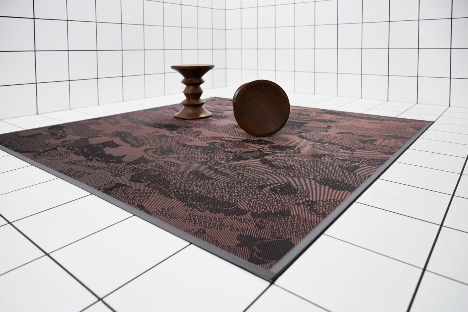 Kaasaegne pruun vaip ja puidust sisekujundus ese.