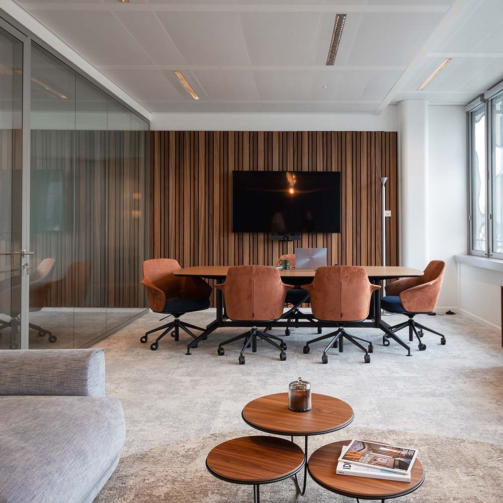 Kaasaegne kontor koosolekuruum pruunide toolidega