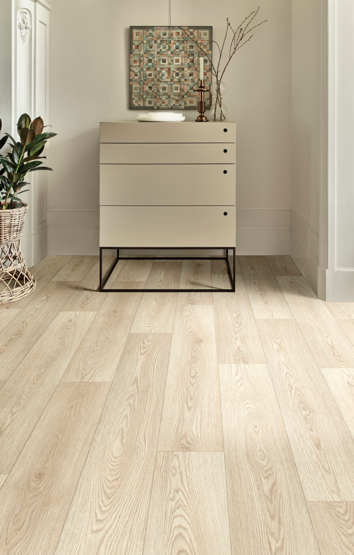 Kerge puitpõrand kaasaegse kapiga interjööris