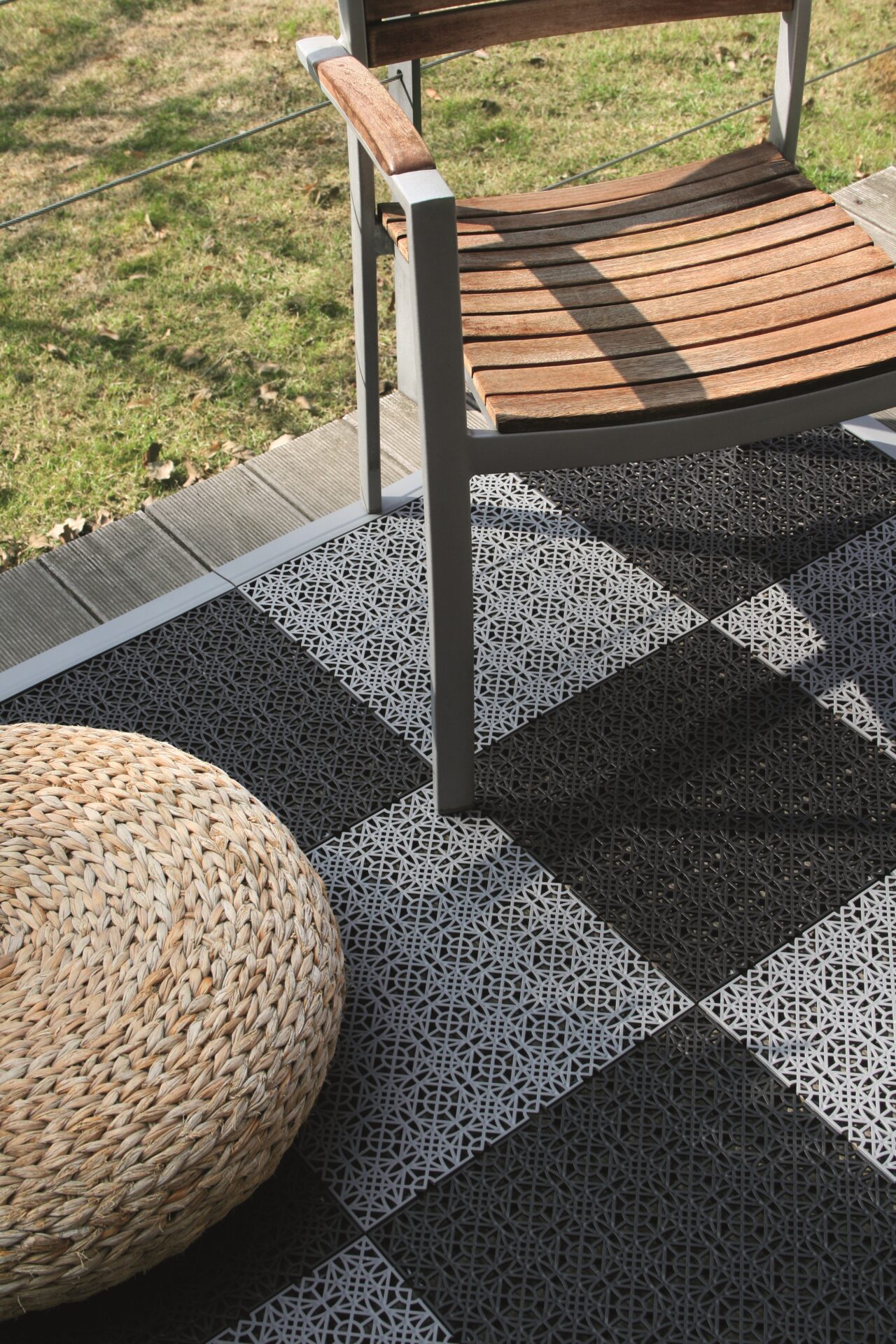 Punutud ottoman ja tool väliterrassil maapinnal.