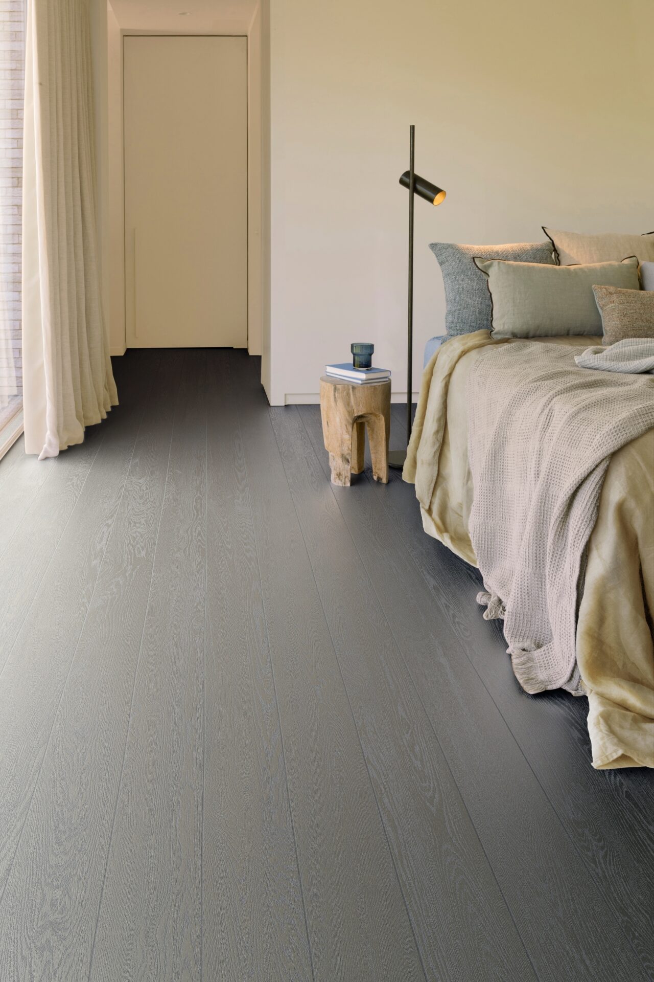 Kaasaegne magamistuba sisustatud puidust põrandaga