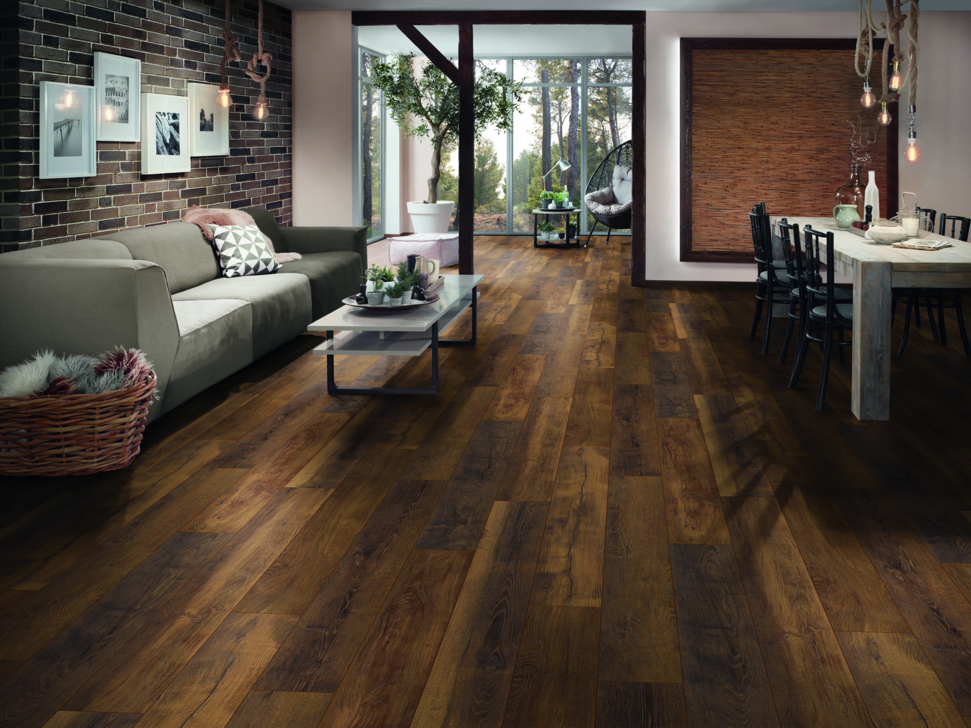 Elutuba hubase sisustusega ja tumeda puitpõrandaga.