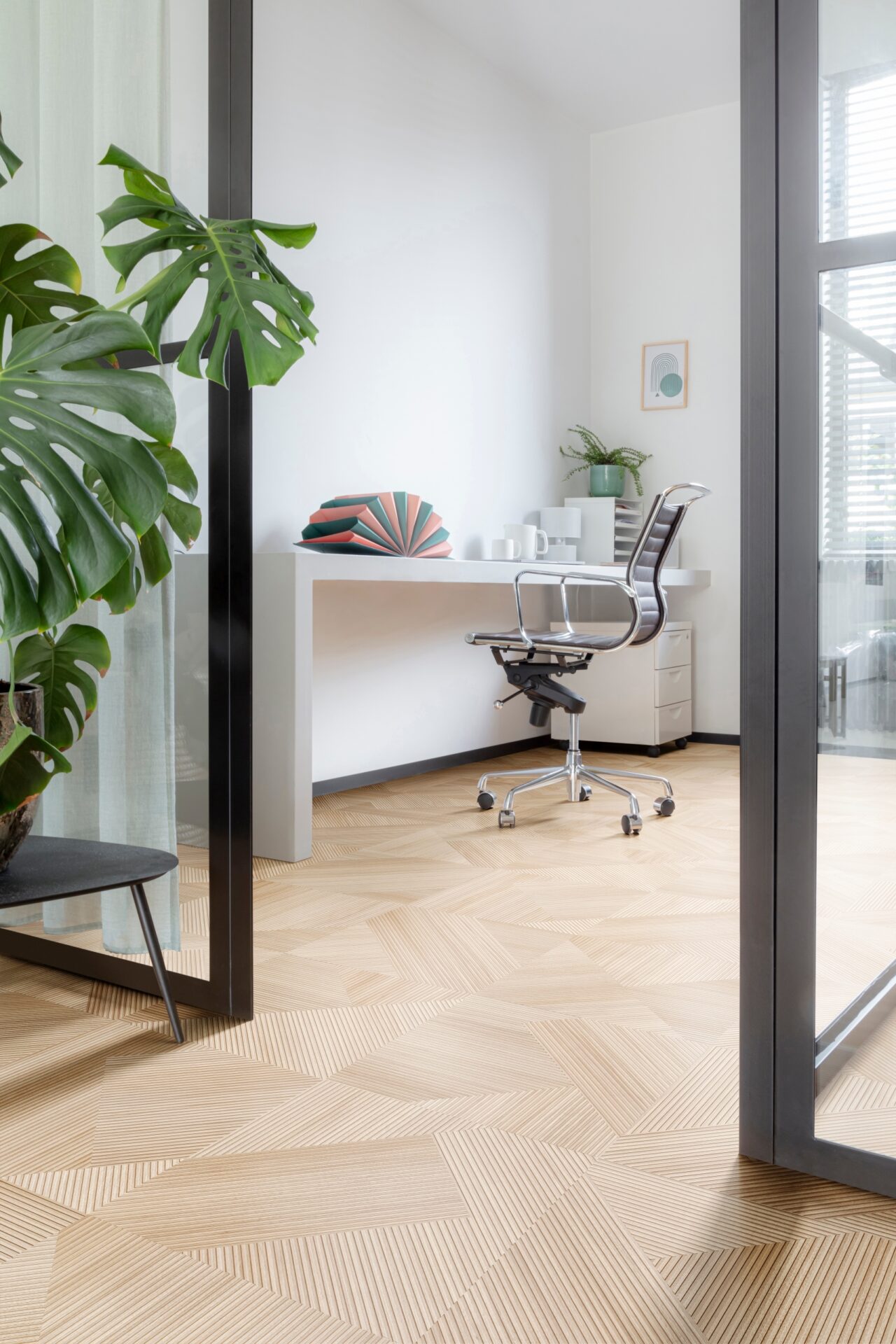 Kaasaegne kodukontor valge lauaga ja tooliga