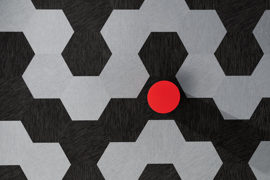 Puna täpp must-valge geomeetrilisel taustal.