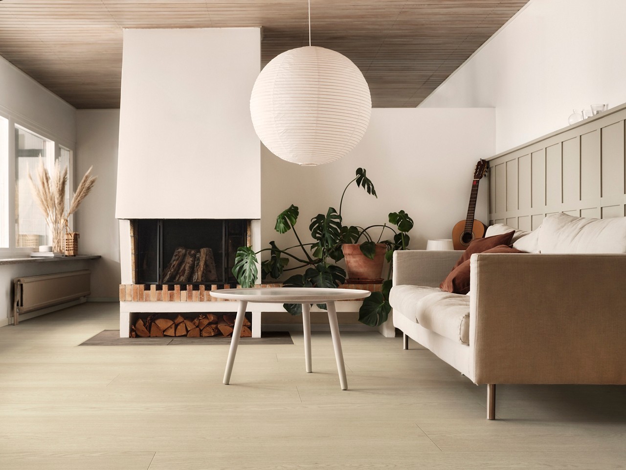 Stiilne elutuba kaminaga ja mugav diivan