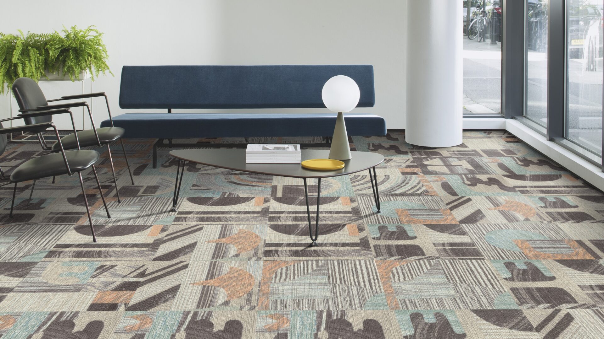 Kaasaegne elutuba värvilise mustrilise vaibaga