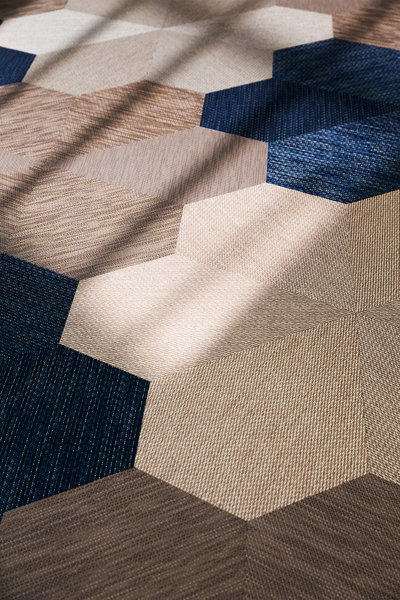 Geomeetriline vaip kuuskantmustriga mitmes värvitoonis