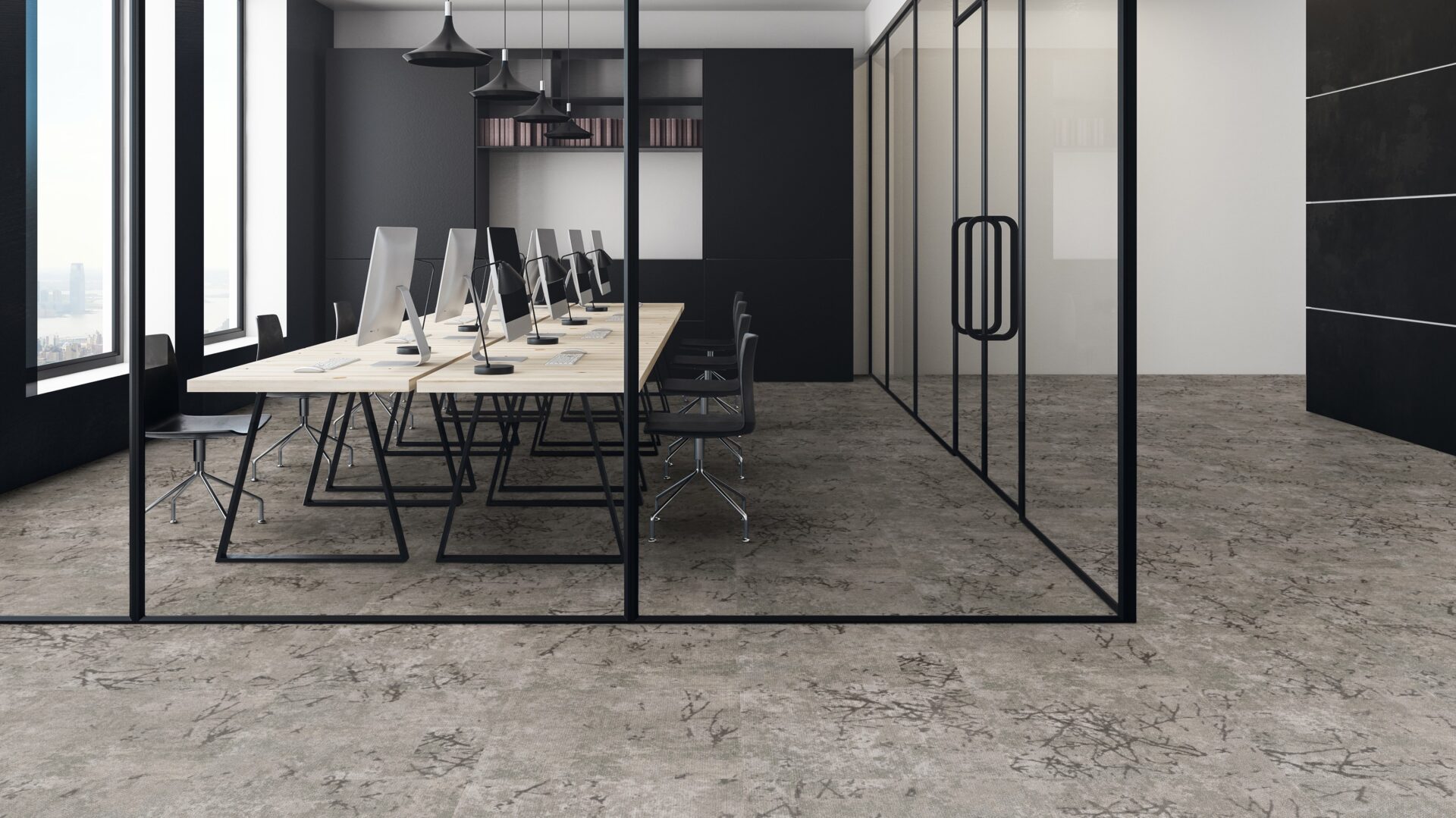 Kaasaegne kontor klaasseinte ja stiilsete toolidega.