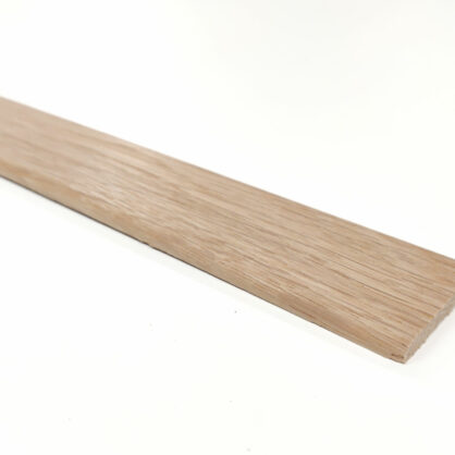 Puidust liist valgel taustal lähedalt vaadatuna.